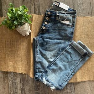 Kancan relaxed fit distressed cropped jeans. NWT. Size 5/26.